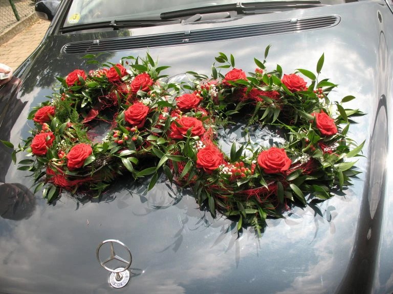 Herzförmiger Autoschmuck aus roten Rosen