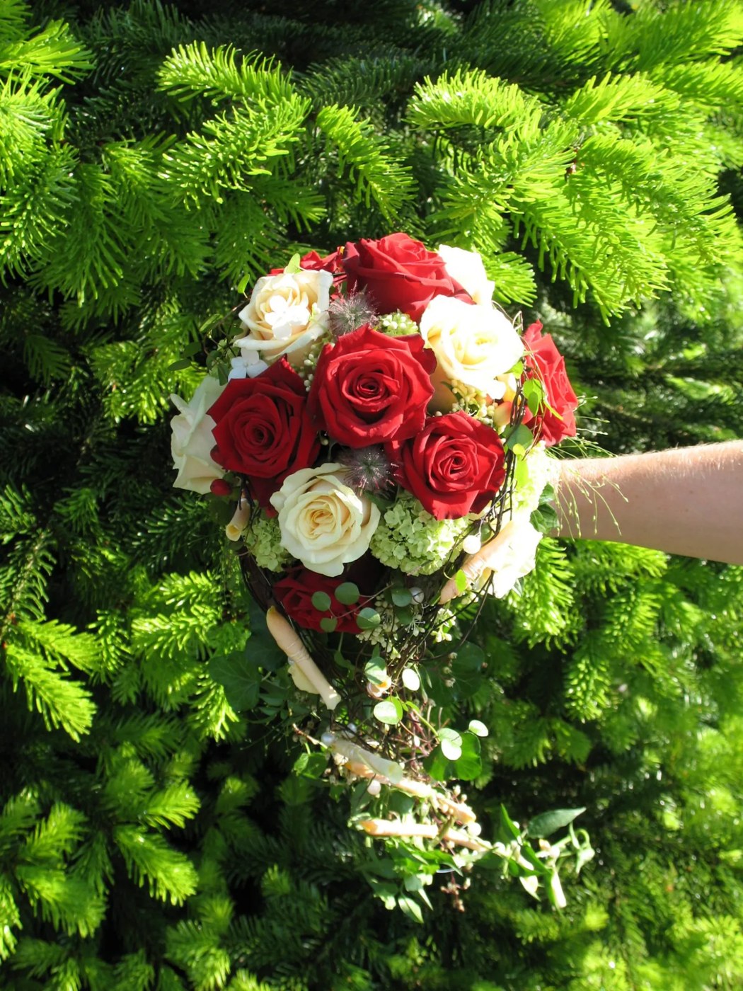 Brautstrauß aus roten und cremefarbenen Rosen mit Hortensien