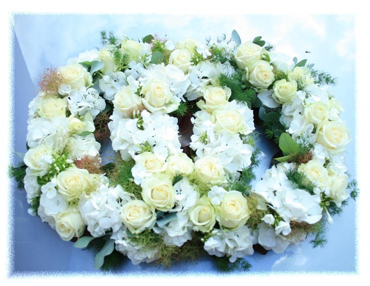 Kranz aus weißen Rosen und Hortensien