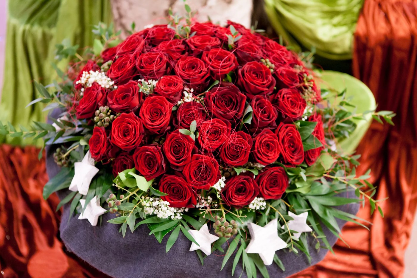 Großer Strauß aus roten Rosen mit Grün und Sternen